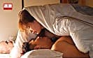 布団の中の密着スローSEX 美クビれ奥さんの我慢できない恥じらいマン屁「ねぇナマでいいから、もう一回…」ねっとり膣奥を突かれる快感で理性を失い中出し2発 あかり25歳 サンプル画像 13